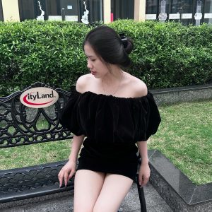 VÁY ĐEN NHUNG TRỄ VAI