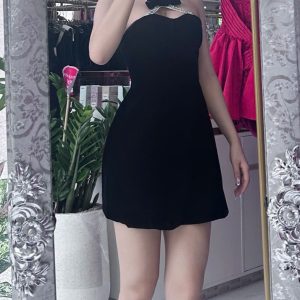 VÁY ĐEN HỞ VAI ĐÍNH NƠ.