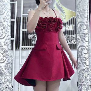 ĐẦM XÒE ĐÍNH HOA HỒNG Ở NGỰC