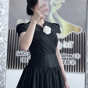 VÁY ĐEN CỔ V NHÚN EO ĐÍNH HOA.